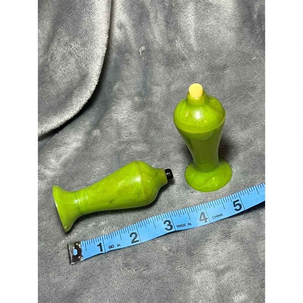 Vintage CARVANITE LA USA Green Plastic Salt Pepper‎ Shakers 4½ Inch MCM